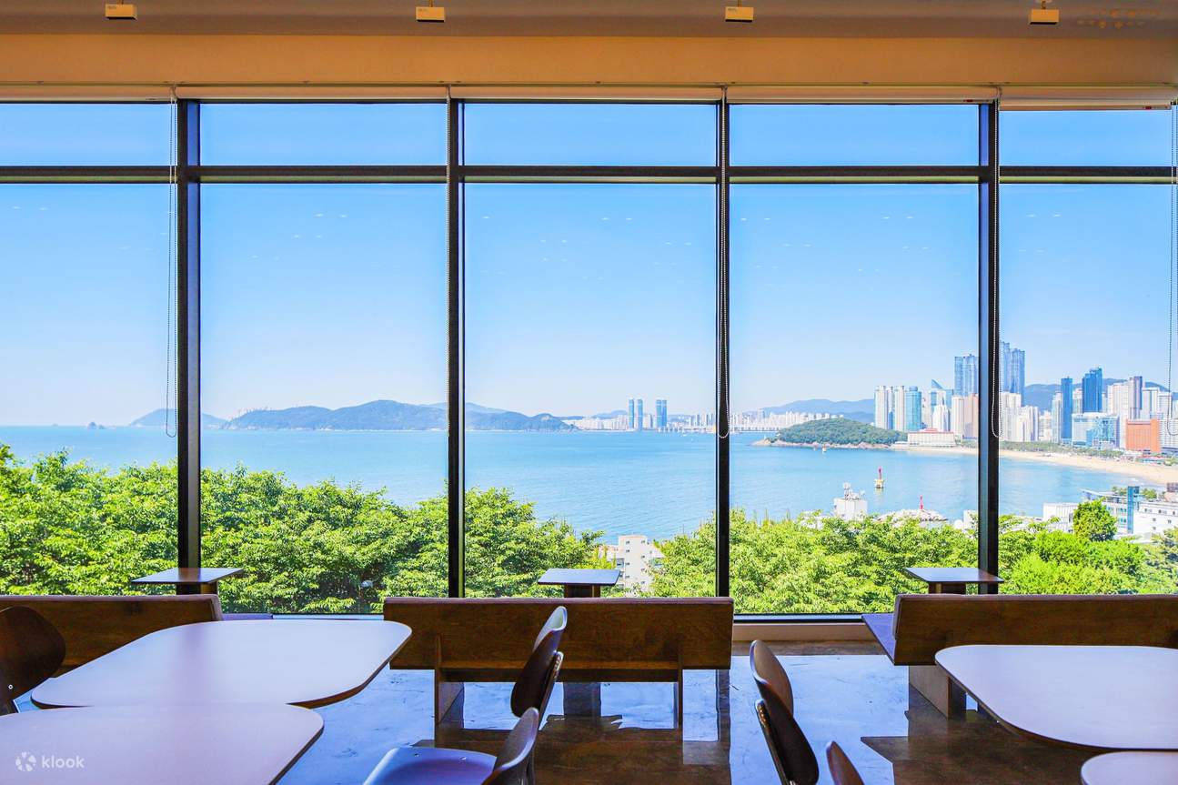 在山丘上，在海之上。